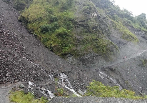 बेनी-दरबाङ सडकमा खस्यो पहिरो